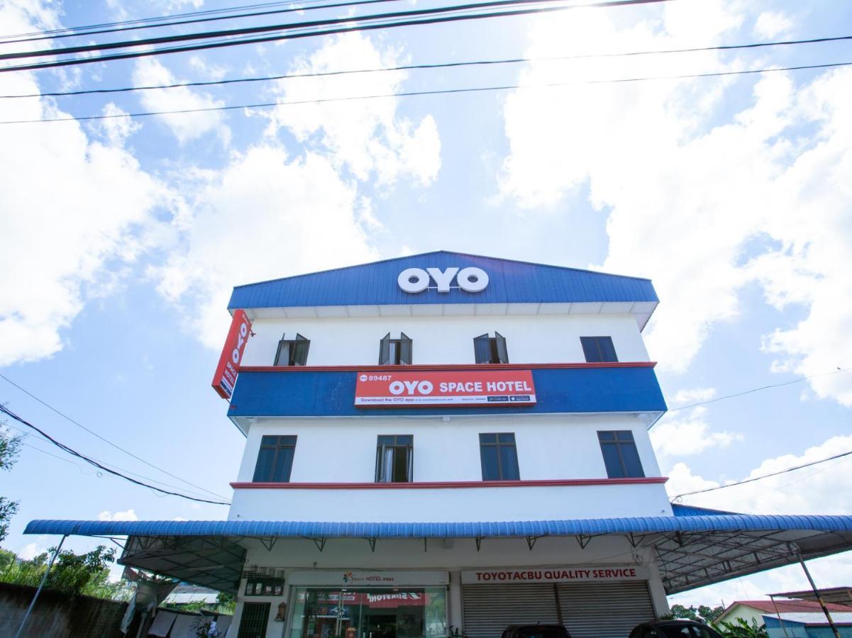 Oyo 89487 Space Hotel Keluang Exterior foto