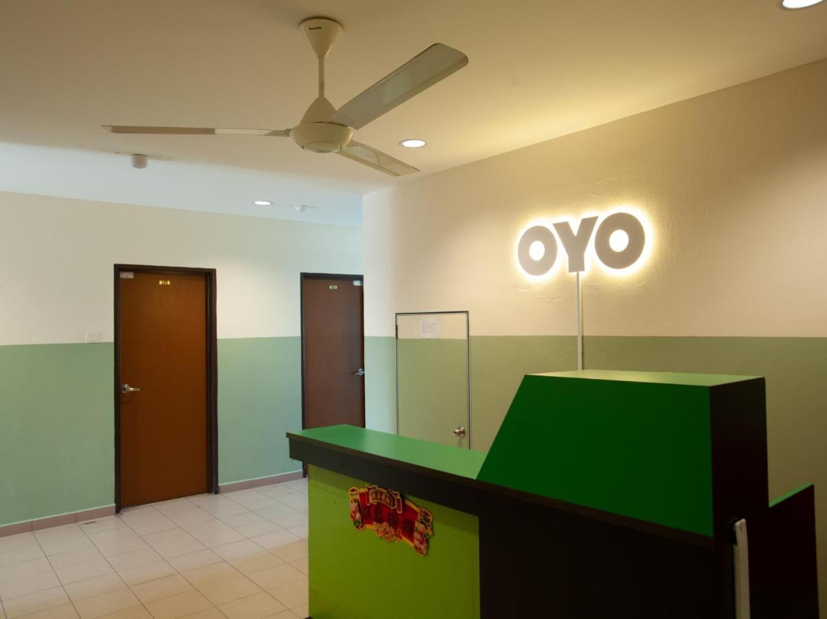Oyo 89487 Space Hotel Keluang Exterior foto
